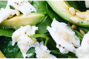 Сплошные витамины: рецепт салата с авокадо и шпинатом