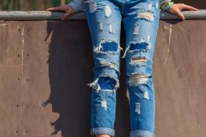 Получить эффект поношенности, но не переборщить: как правильно порвать джинсы самостоятельно (инструкция)
