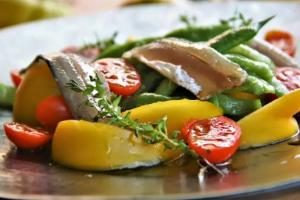 Тонкая грань между здоровой и простой едой: как понять, что салат, который мы едим, на самом деле полезен