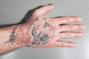 Руки меньше мыть надо было: на некоторых частых тела татуировки могут сильно поблекнуть