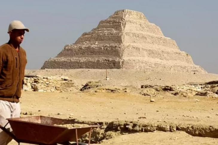Археологи обнаружили 4300-летнюю мумию,завернутую в золото, недалеко от Ступенчатых пирамид в Египте
