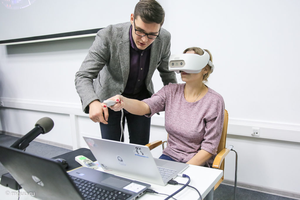 Vr класс. Виртуальная реальность в образовании. Виртуальные технологии в образовании. Персонал в виртуальной реальности. Class VR мобильный.