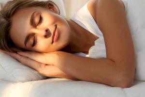 Из-за стресса и тревоги сложно уснуть? Как отвлечься при помощи шелкового белья или ромашкового чая