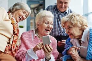 Как выбрать смартфон для пенсионера и какими телефонами пользуются российские бабушки и дедушки