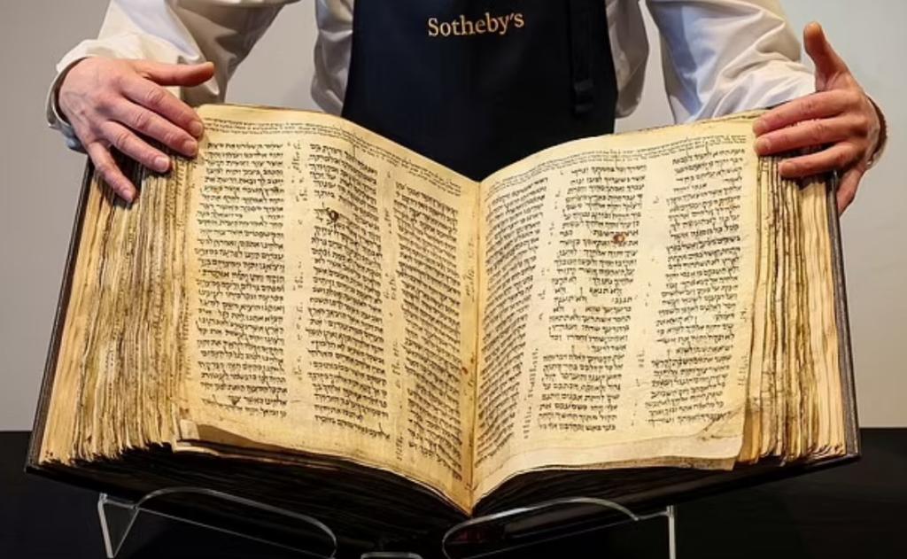 Книга 1500 года. Рукописная Библия. Еврейская Библия. Древнееврейские рукописи. Древние Писания.