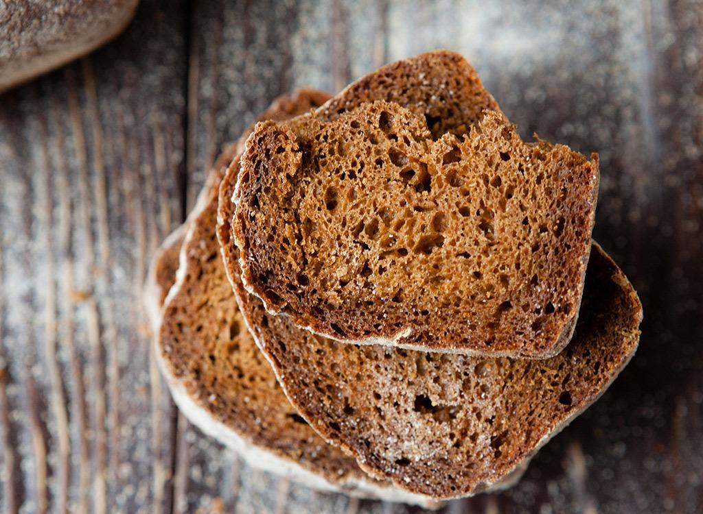Какой хлеб повышает сахар. Хлеб. Здоровый хлеб. Цельнозерновой хлеб для диабетиков. Хлеб из цельнозерновой муки.
