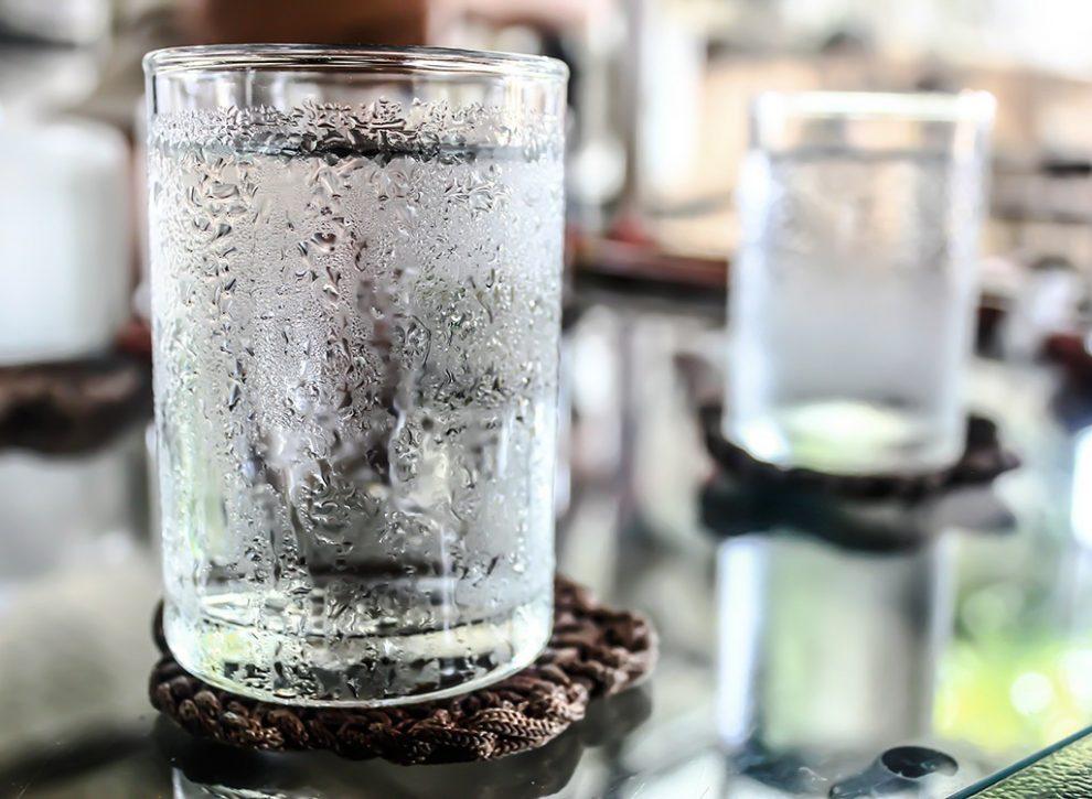 Холодная ли вода. Стакан холодной воды. Горячая вода в стакане. Холодный стакан. Запотевший стакан с водой.