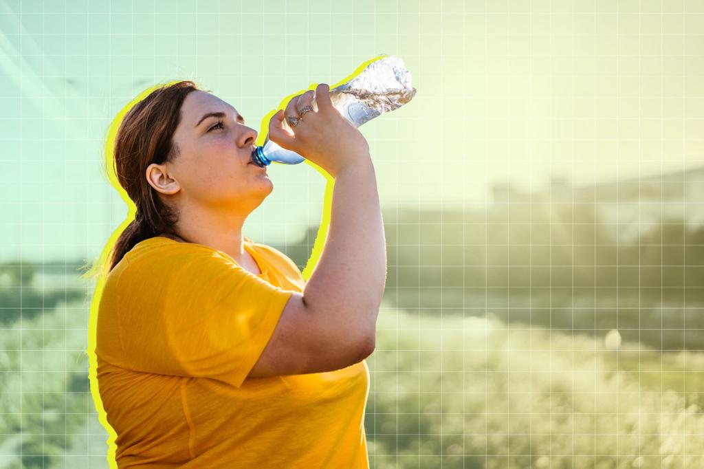 Выпил слишком много воды. Женщина пьет воду. Толстая женщина пьет воду. Девушка пьет воду улыбается.