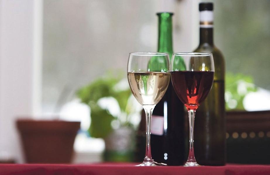 Белое вино диета. Разогреть вино. Винная диета Тюмень. Вино может просачиваться.