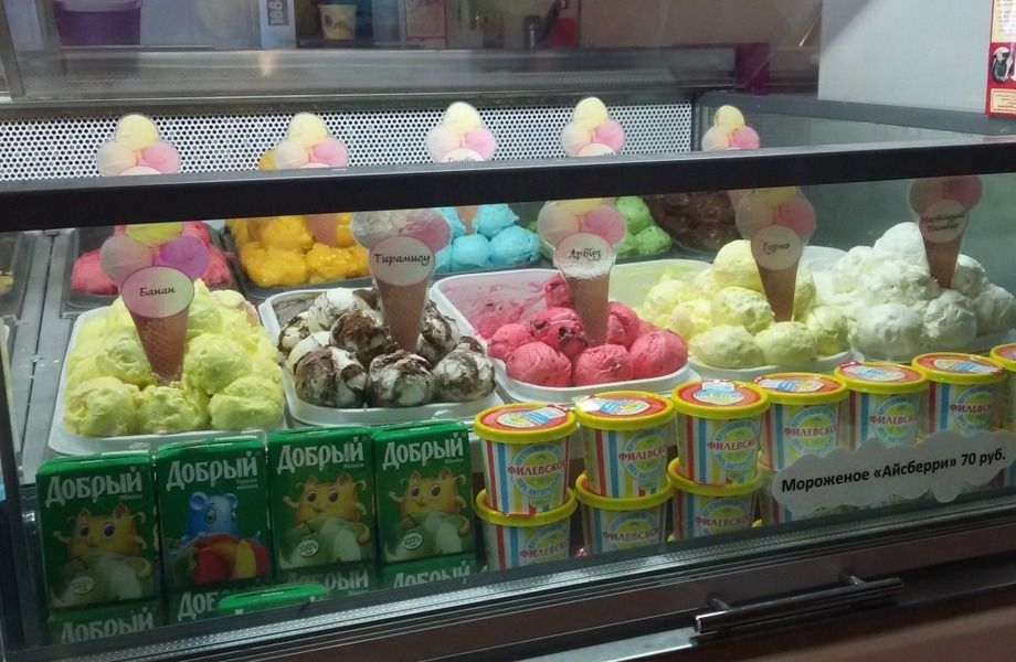 Мороженое купить 20 рублей. Магазин мороженого. Прилавок с мороженым. Витрина с мороженым. Витрина для мороженого.