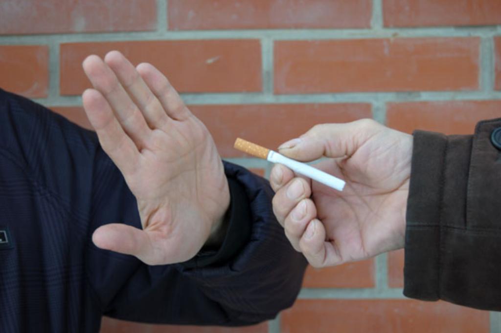 Бросить метку. Человек бросает курить. Отказ от курения. Мужчина отказывается от сигарет. Фото о бросании курить.