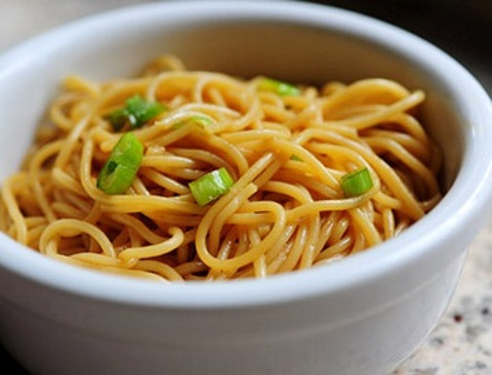Пряная лапша. Азиатское блюдо лапша кунжут. Кунжутный соус и паста. Simple Noodles teen School. Simple Noodle.