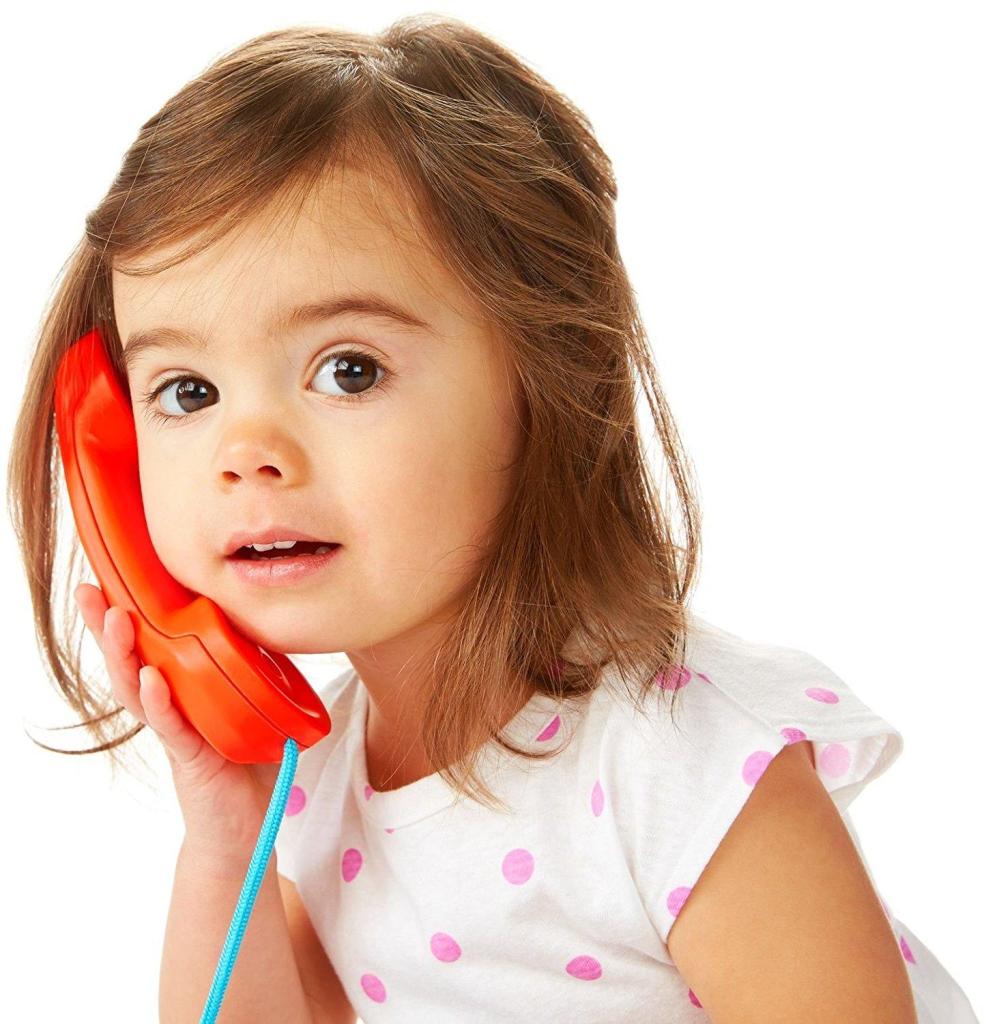 Дети говорят словами взрослых. Ребенок говорит. Девочка разговаривает по телефону. Ребенок говорит по телефону. Разговор с ребенком.