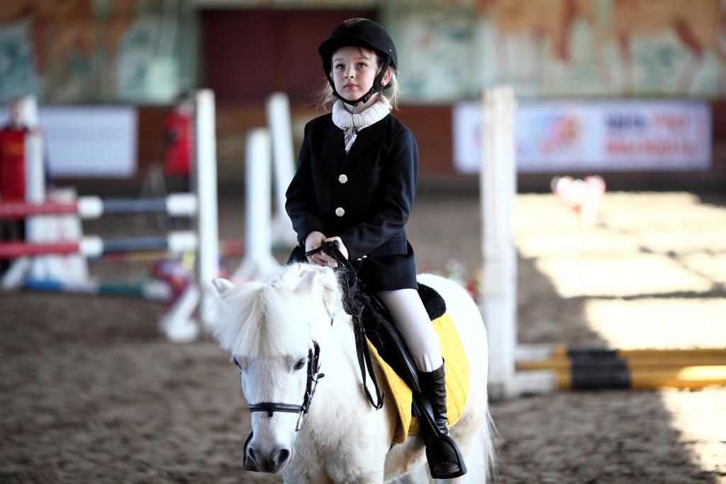 Pony москва. Детский конный спорт. Конный спорт пони. Конный спорт всадники на пони. Конный спорт для детей на пони.