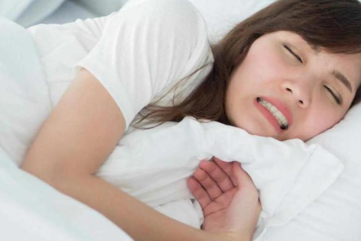 Скрежетание зубами во сне способно защищать от рефлюкса и апноэ