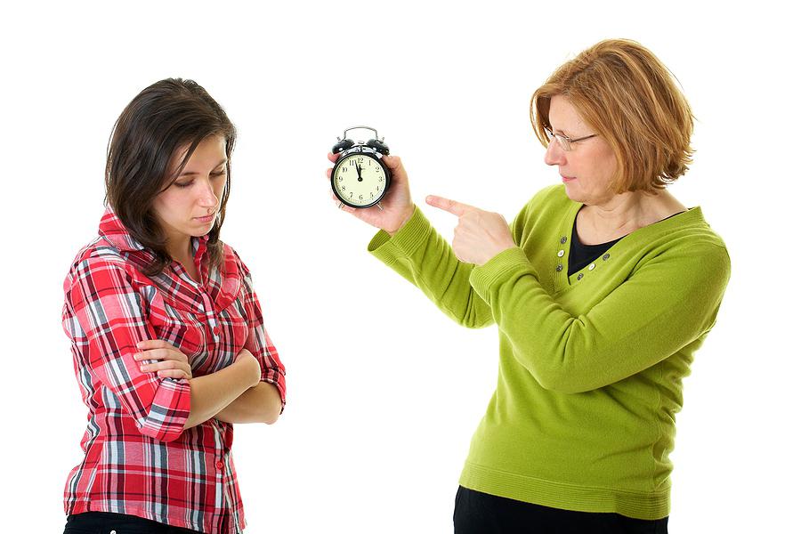 Самостоятельный ли подросток. Контроль со стороны родителей. Подростки и родители. Контроль подростка. Контроль над ребенком.