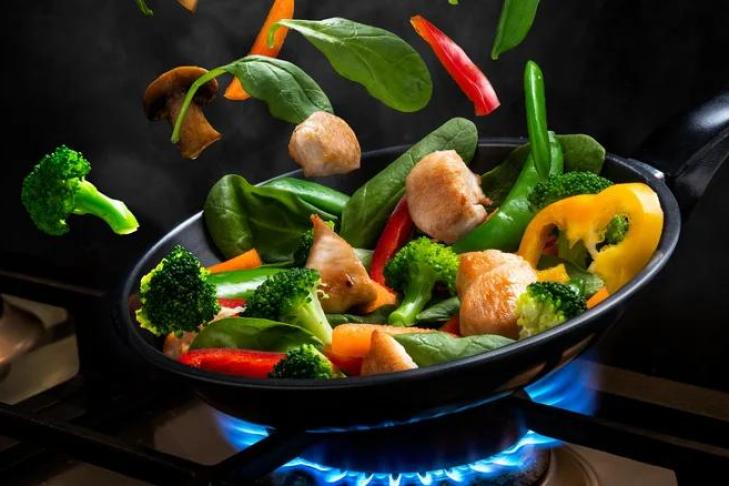 От них зависит исходный вкус блюда: овощи, которые следует и не рекомендуется добавлять в жаркое