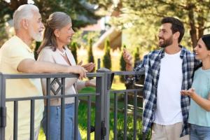 Почему надо обязательно поговорить с соседями перед покупкой нового дома (и что у них спросить)