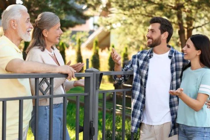 Почему надо обязательно поговорить с соседями перед покупкой нового дома (и что у них спросить)