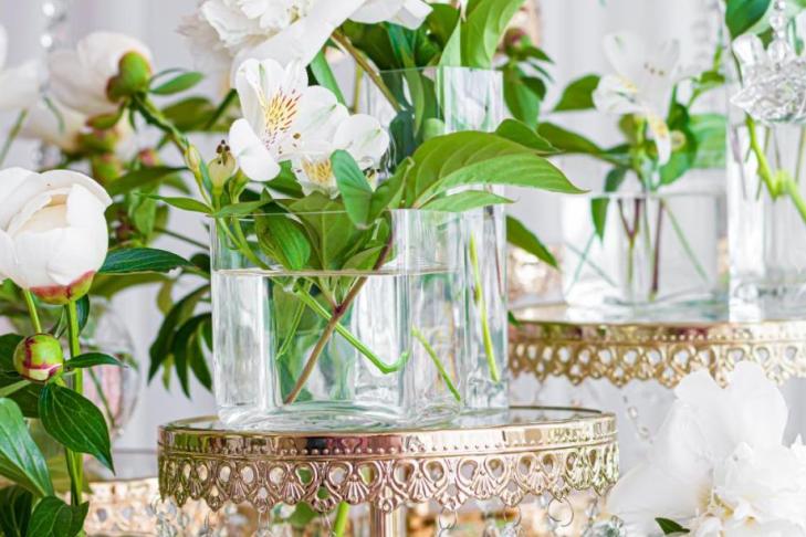 Украшение стола цветами в стекле - свежий свадебный тренд: идеи декора