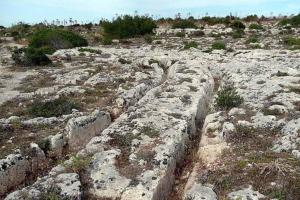 Древняя "железная дорога"? Почему вся Мальта испещрена каменными углублениями