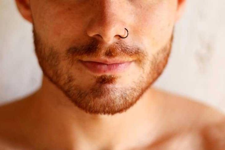 Пирсинг в носу для мужчин - современный элемент личного стиля