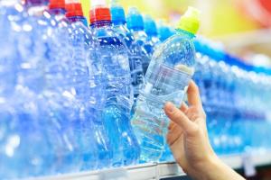 И все же стекло лучше: влияние воды в пластиковых бутылках на здоровье человека