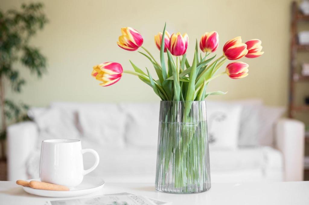 Ваза с цветком. Tulips in Vase. Flowers in Vase.