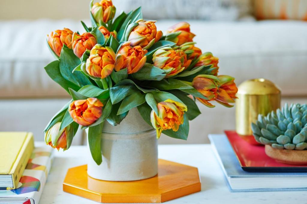 Как сохранить свежие тюльпаны в вазе. Оранжевые тюльпаны. Распустившиеся тюльпаны в вазе. Тюльпаны уют. Что сделать чтобы тюльпаны не распускались в вазе.