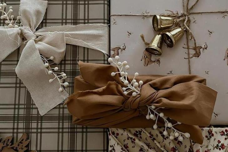 Как сделать необычную подарочную упаковку из ткани: лучшие способы