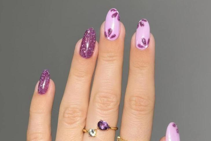 Пастельно-фиолетовые ногти с блестками - горячая новинка весны: особенности и лучшие дизайны модного маникюра