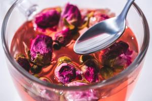 По свойствам превосходит зеленый чай: польза розовых листьев