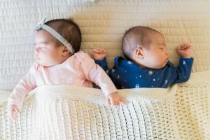 Позаботьтесь в первую очередь о самом спокойном ребенке: как без стресса уложить спать близнецов или двойняшек