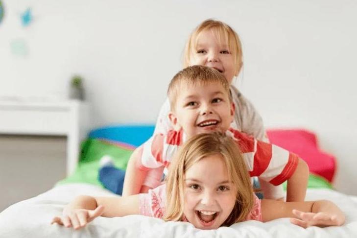 Четкие границы и общие игрушки - главное правило: пять советов по повышению автономии детей, живущих в одной комнате