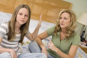 Виктимное поведение самого родителя: почему ребенок винит во всех своих бедах родственников, и что с этим делать