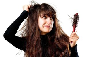 С высоким содержанием натрия, трансжиры и сырой яичный белок: продукты, которые провоцируют выпадение волос