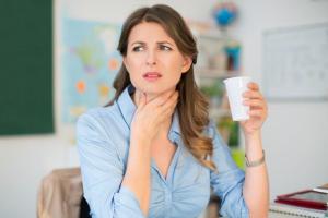 При простуде проходит через 2-3 дня: причины боли в горле с одной стороны