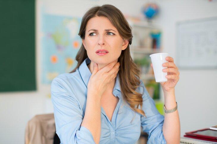 При простуде проходит через 2-3 дня: причины боли в горле с одной стороны