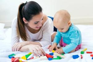 Как развивать мануальные навыки полуторагодовалому малышу: лучшие занятия для рук