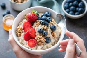 Лучший завтрак и помогает сжигать жир: ложные факты об овсянке, которые многие считают правдой