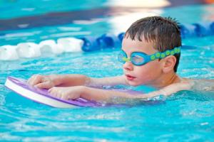 Отведите ребенка в общественный бассейн, чтобы он понаблюдал за происходящим: первые уроки плавания без слез и истерик