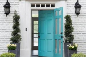 Лучшие цвета входной двери, дополняющие экстерьер кирпичного дома, и критерии выбора оттенков