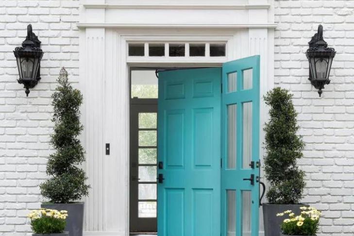 Лучшие цвета входной двери, дополняющие экстерьер кирпичного дома, и критерии выбора оттенков