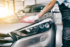 Защитите лакокрасочное покрытие воском: советы по поддержанию автомобиля в чистоте