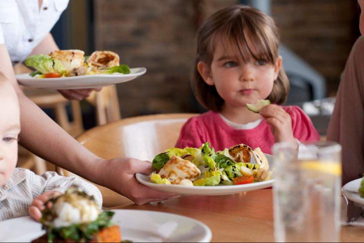 Не облизывать тарелки и не баловаться ложками и вилками: правила детского столового этикета