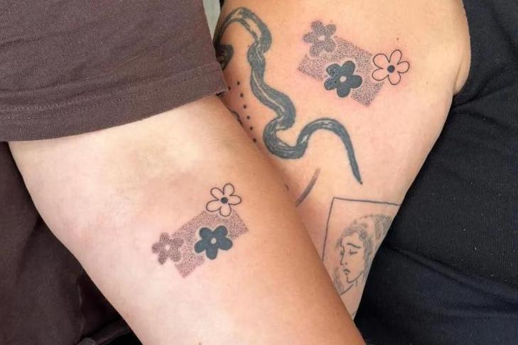 Татуировки для братьев и сестер: правила подбора и тенденции