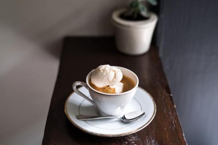 Почти как глясе, только лучше: секреты приготовления аффогато - десерта с кофе и мороженым