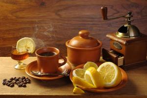 Усиливает потерю жира и борется с головной болью: польза кофе с лимоном для здоровья