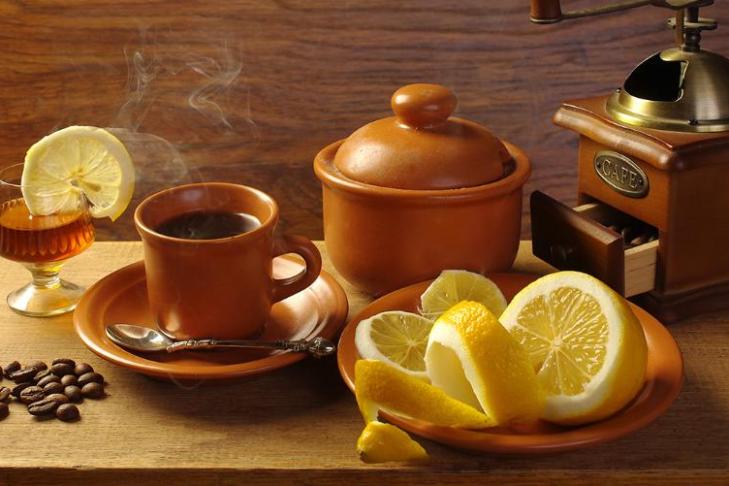 Усиливает потерю жира и борется с головной болью: польза кофе с лимоном для здоровья