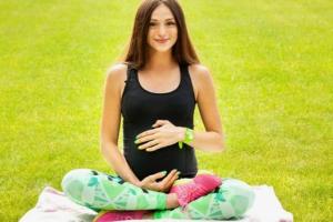 Помогает снять стресс и улучшает гибкость тела: йога для беременных - польза, рекомендации и основные позы